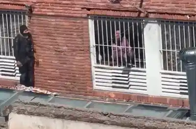 Los gritos y vidrios rotos alertaron a todos en pleno centro: lo que encontraron adentro del hotel