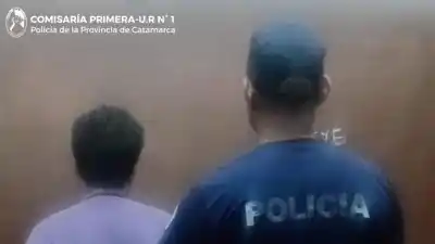 Pidió un remis, llegó a destino y lo que hizo al bajar terminó con la policía
