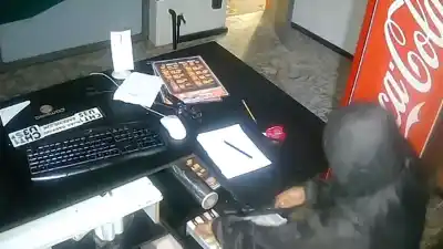 Entró a la hamburguesería, fue directo a la caja y en 44 segundos ya no estaba