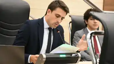 El concejal que quiere legalizar Uber y Didi apuntó contra el municipio por las multas