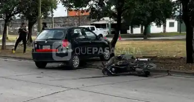 Iba en moto por avenida Contreras y terminó del otro lado del auto