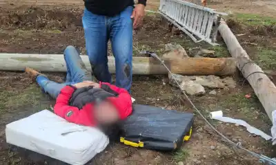 Subió a un poste de cuatro metros en el club Patoruzú y la estructura se quebró sin aviso