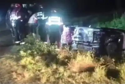 Viajaban cinco en un Corsa por la Ruta 119: el auto terminó de costado y todos terminaron en el hospital