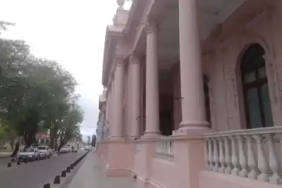 Valdés giró $3.000 millones a municipios, pero hay un detalle que no cierra