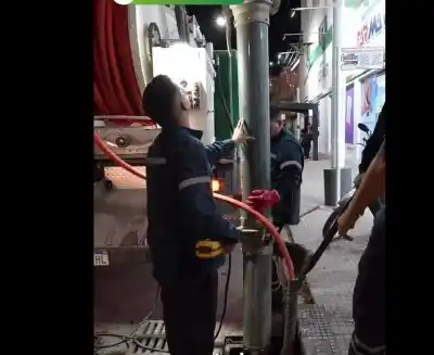 El camión que destapa las cloacas de Corrientes: qué piden a los vecinos para que no se desborde
