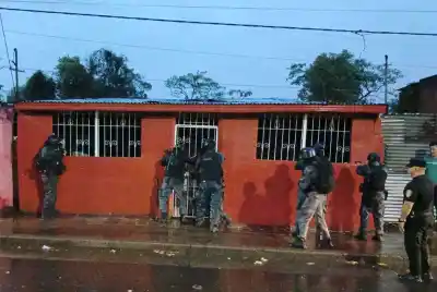 Entraron a allanar una casa en Posadas y el joven terminó internado de urgencia: qué pasó adentro