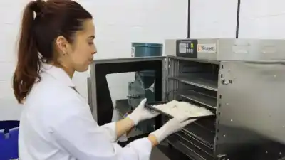 Una jujeña convierte batatas descartadas en un material que podría reemplazar al plástico