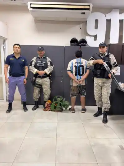 Trasladaban algo pesado tapado con un acolchado por el barrio Solidario: la policía no podía creer lo que era