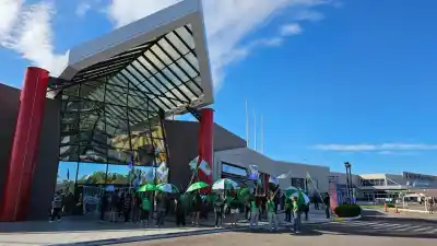 Manifestantes con bombos y banderas cortaron el acceso a un shopping: el reclamo que generó el cierre