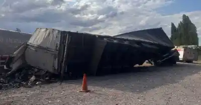 Un camión volcó en el Acceso Sur tras una maniobra evasiva: así quedó el tránsito