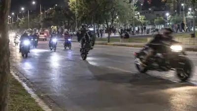 Salen en manada de noche por Alto Comedero y la Policía secuestró 17 motos: lo que encontraron