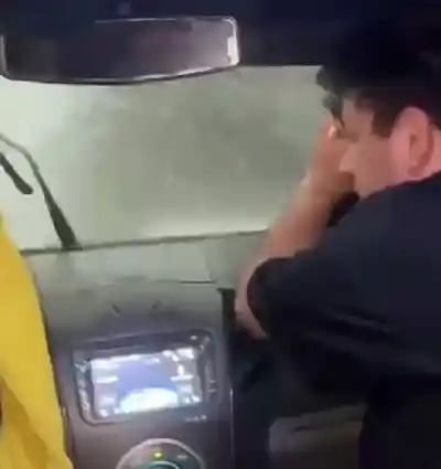 El granizo los sorprendió en pleno camino y terminaron cubriendo el parabrisas con ropa