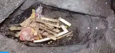 El bache que se tragó una moto en plena avenida: lo que apareció al lado preocupa aún más