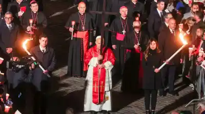 Un gesto que no se veía desde 1994 marcó el Vía Crucis en el Coliseo