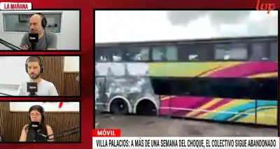 El colectivo que quedó incrustado en una casa sigue ahí y ya le falta el motor