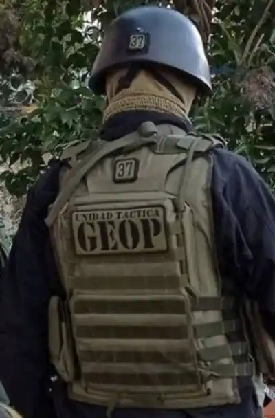 Se le fue encima al jefe del GEOP en pleno allanamiento: qué habría intentado hacer con su subfusil