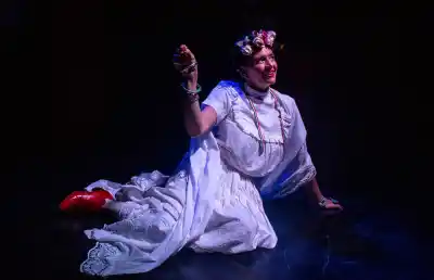 Una actriz argentina se transforma en Frida Kahlo y el fenómeno teatral que ya recorrió 28 países llega a San Juan
