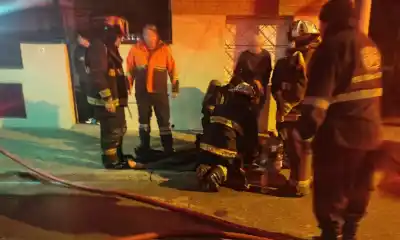 Entraron a un taller en llamas a las 3 de la mañana: lo que encontraron en el baño los dejó en silencio