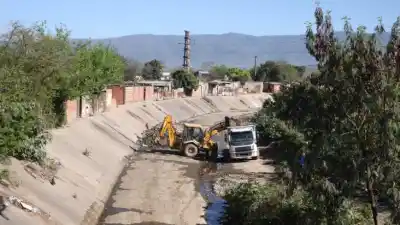 Tucumán pone a punto canales y ríos: el operativo que ya movió miles de camiones