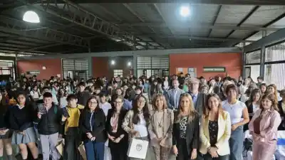 Once escuelas secundarias recibieron libros, pero lo que pasó después del acto llamó la atención