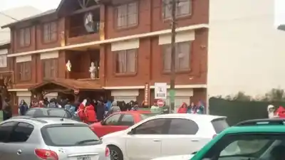 El primer día del detector de metales en una secundaria de Villa Gesell terminó con quejas de las familias