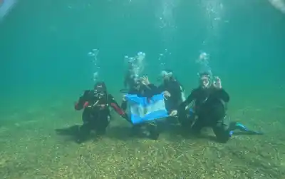 Dos amigos escondieron un secreto bajo el agua de Camarones y ahora todos quieren verlo