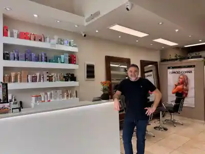 38 años detrás del espejo: el estilista comodorense que viaja a Madrid y Milán para traer las tendencias