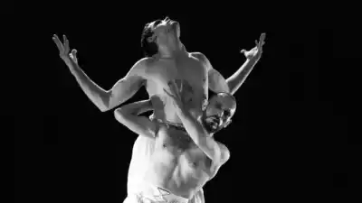Ocho varones, un ritual que los desarma: la obra que desembarca en La Vieja Usina