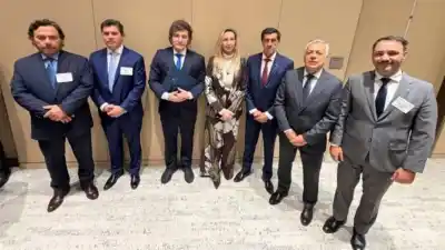 El gobernador de Corrientes se sube al avión de Milei rumbo a París y la provincia estalla