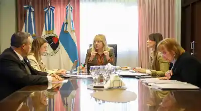 Chahla apuntó a los vecinos por los anegamientos: "Hasta colchones encontramos en los canales"
