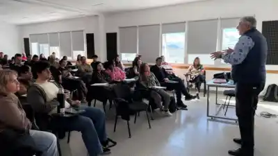 Cortés se sentó frente a los estudiantes y no esquivó ninguna pregunta sobre la ciudad