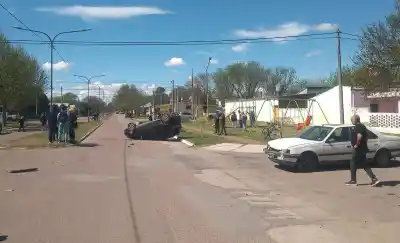 Chocaron en una esquina de Quemú Quemú y uno de los autos terminó con las ruedas para arriba