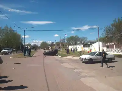 Chocaron en Quemú Quemú y uno terminó con las ruedas para arriba: lo que se supo después