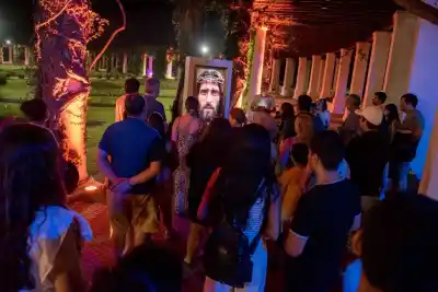 Una experiencia inmersiva con pantallas digitales y IA convocó a familias en un espacio público
