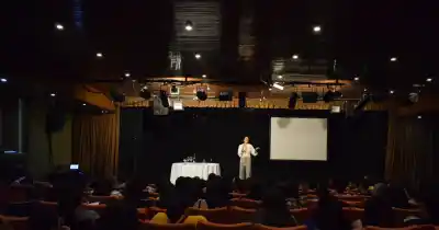 Siete historias, un mismo escenario: la noche de teatro que promete sorprender en Rivadavia