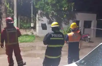 Los cables cayeron sobre la verja y la pareja quedó encerrada: lo que pasó adentro