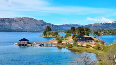 Villa Pehuenia en primavera: la nieve sigue ahí y estos son los precios para aprovecharla