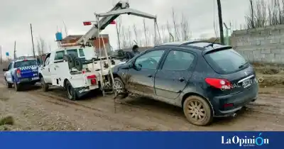 Lo vieron manejar raro, fueron a buscarlo y la cosa se les complicó a ellos