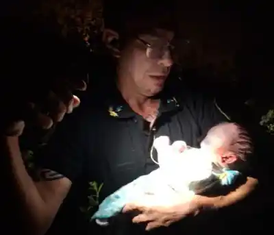 Una madre se retiró del hospital con su bebé recién nacido sin alta médica: lo que ocurrió después movilizó a toda una ciudad