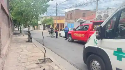 Pedaleaba por el Centro y la puerta de un auto detenido le jugó una mala pasada