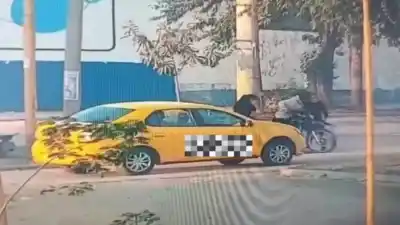 Iba en remis a trabajar, vio a dos motochorros en plena calle y no lo dudó