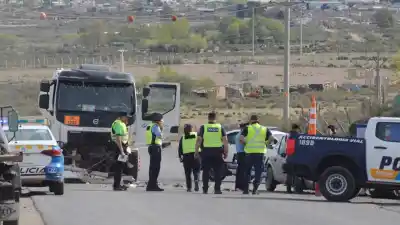 Bajada de Maida: un Corsa y un camión cisterna chocaron de frente y el tránsito quedó cortado
