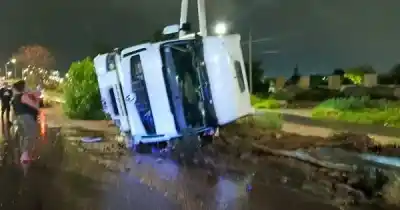Un camión volcó en una intersección y el conductor dio positivo en un test clave