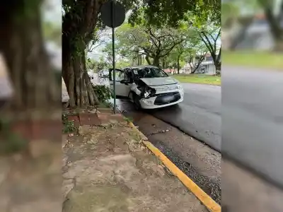 Tres autos chocaron en cadena en la avenida Mitre y una Hilux quedó en el medio