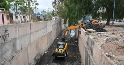 Godoy Cruz limpia un canal clave: lo que sacaron del cauce sorprende
