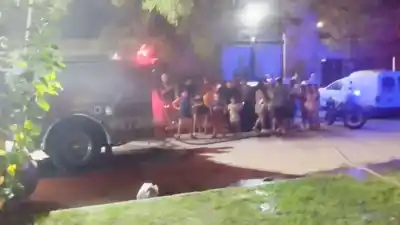 Un vehículo estalló en llamas en una esquina del barrio: lo que encontraron al llegar