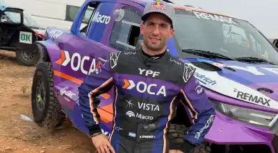 Con un casco que homenajea a Messi, así le fue a Kevin Benavides en su estreno con auto en Marruecos