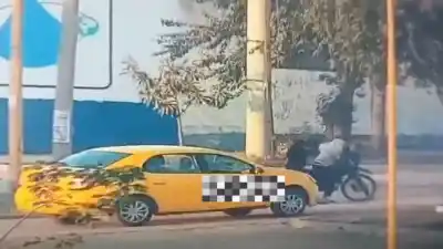 Iba a tomar servicio en un remís y terminó deteniendo a un motochorro junto a la conductora