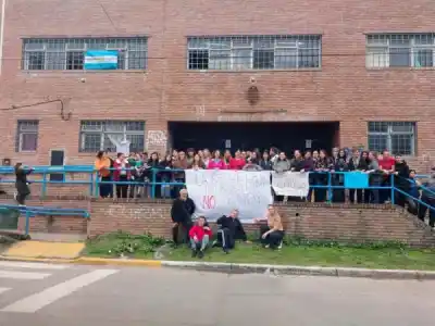 La Secundaria 6 de Brown está en vilo: por qué las familias temen que sus hijos no tengan lugar