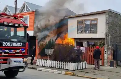 Dos policías entraron a la casa en llamas: lo que hicieron adentro cambió todo